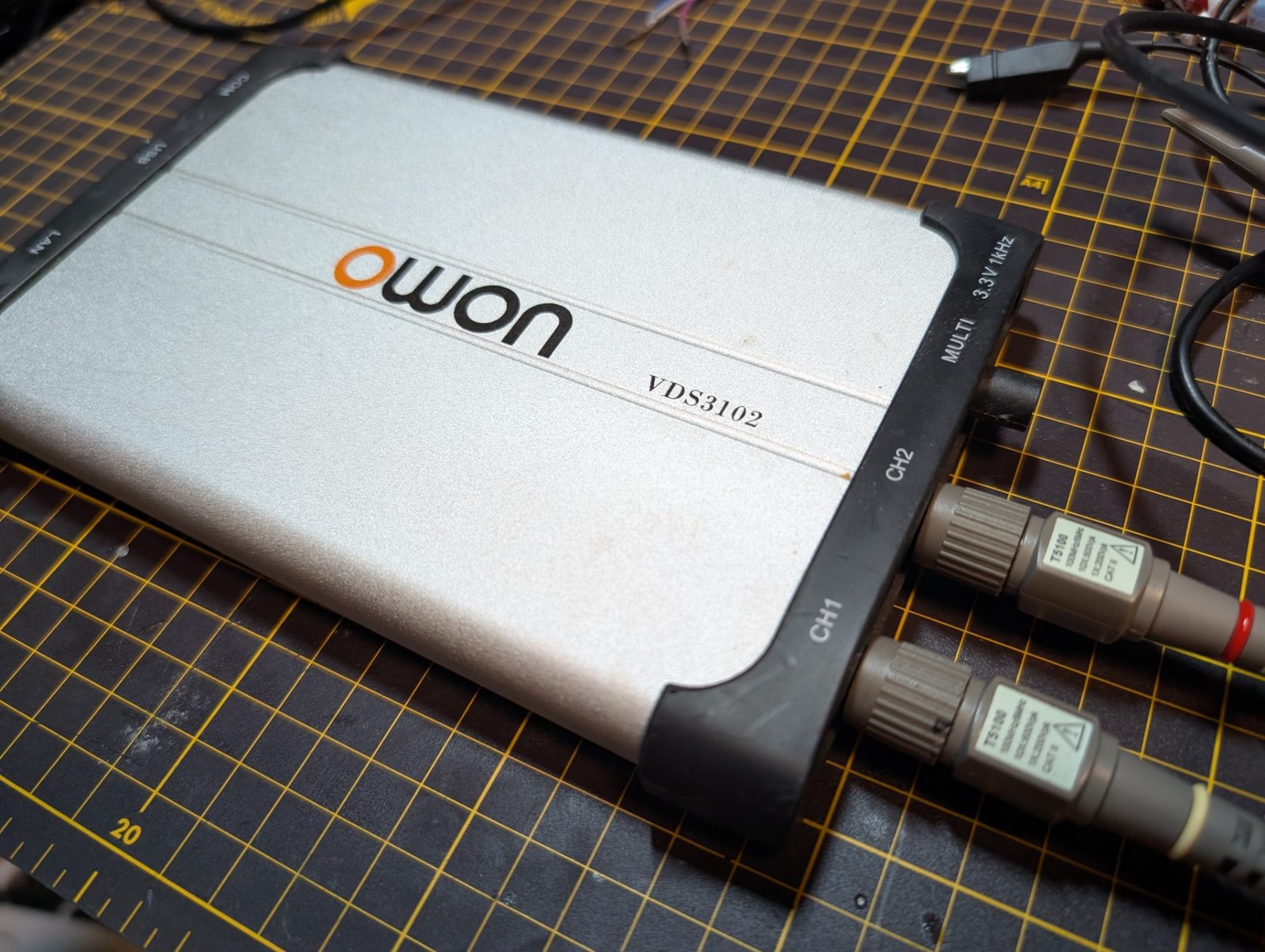 OWON VDS3102L 本体。CH1／CH2 端子に T5100 プローブを 2 本接続した状態