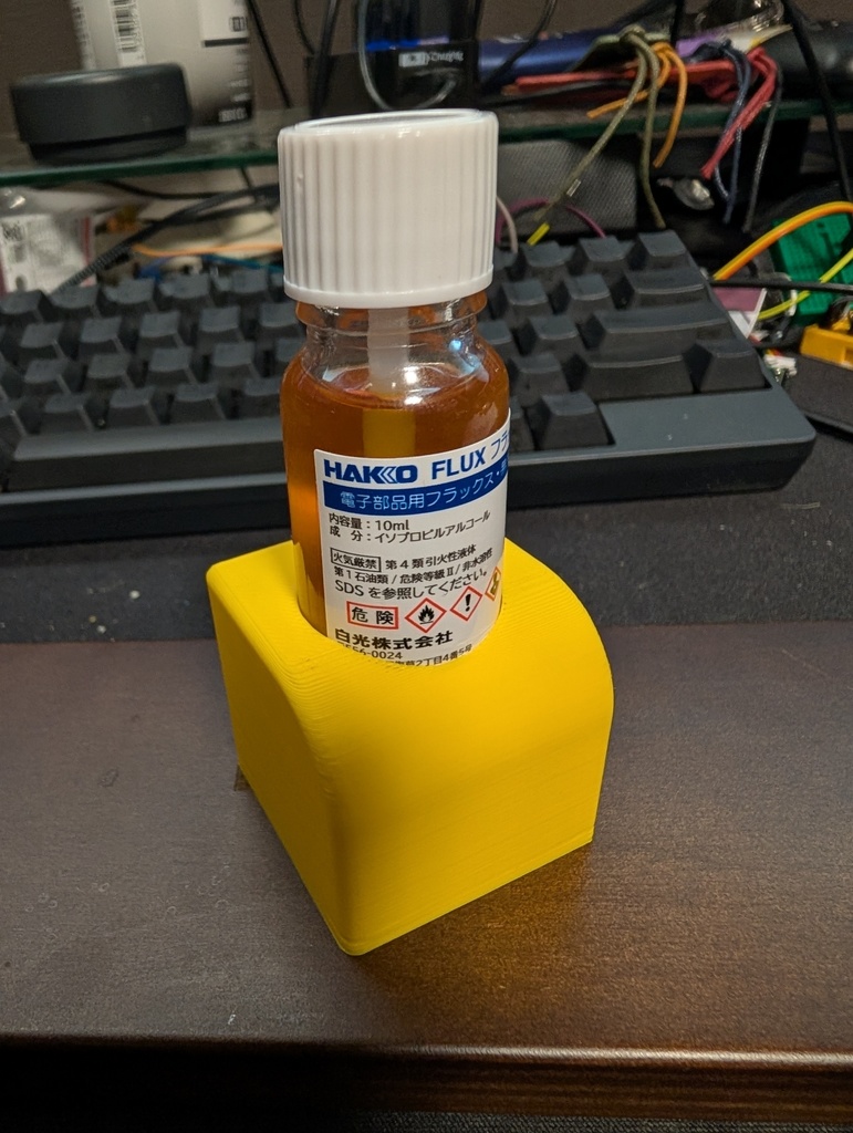 3Dプリンタ製ホルダーに差し込む直前のHAKKO FS-242フラックス瓶