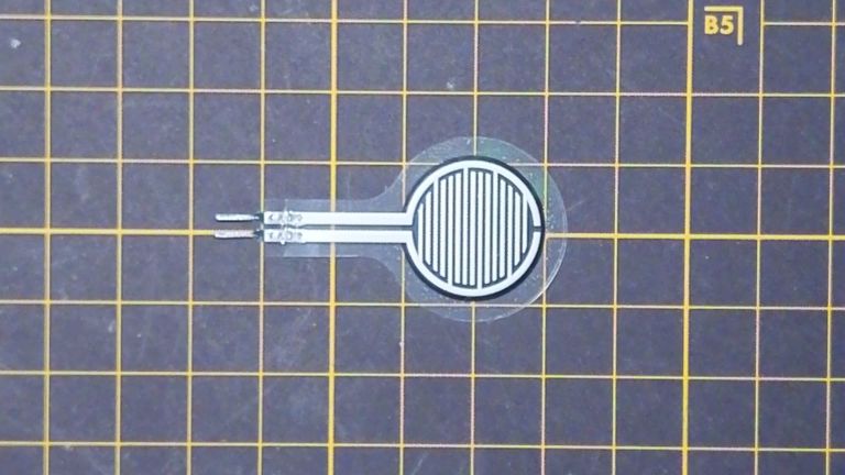 薄膜型圧力センサー（厚さ約0.3mm）