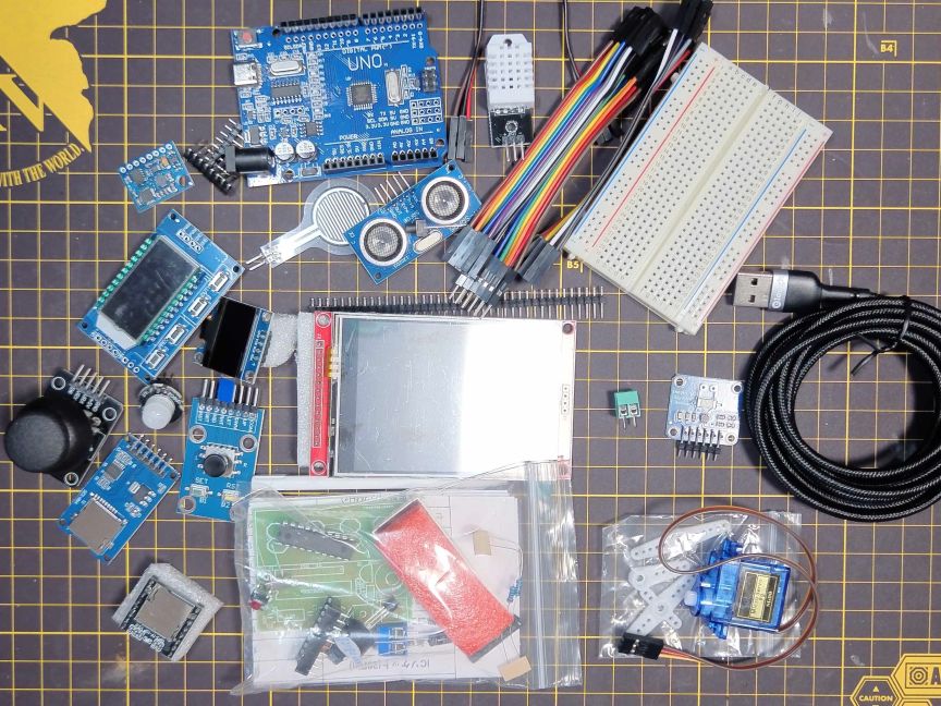 開封後のパーツ配置。これから様々なプロジェクトに組み込まれる予定です。