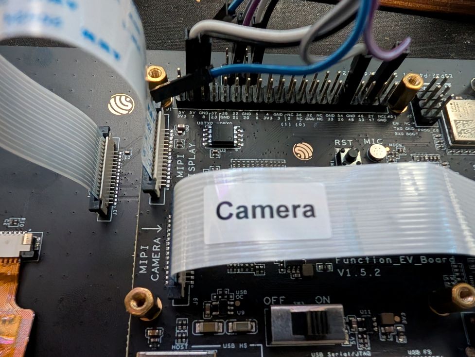 MIPI DISPLAY と MIPI CAMERA のコネクタ、GPIO ヘッダのジャンパ配線と電源スイッチ