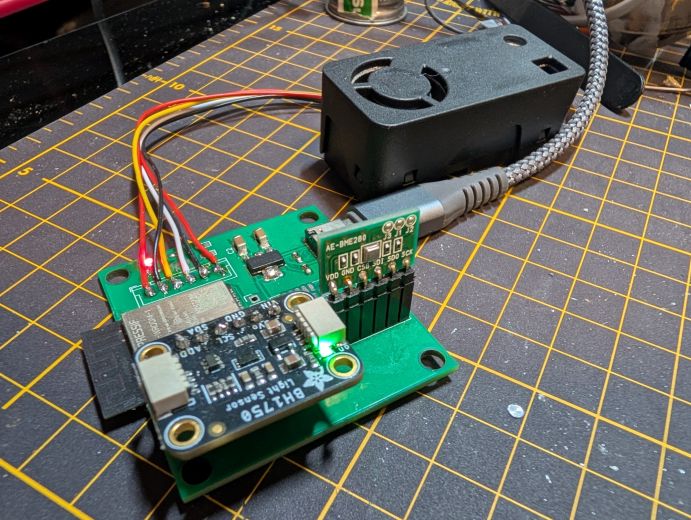 ESP32-S3センサー基板に接続された3種類のセンサー。右にAE-BME280モジュール、手前にBH1750モジュール、奥にファンを内蔵したSEN63C