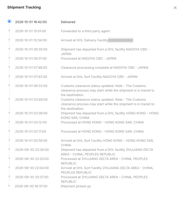 JLCPCB の注文ページの Shipment Tracking 画面。2026-09-30 18:37 の集荷から、香港と名古屋の DHL 拠点を経て 2026-10-01 16:42 の配達完了までの履歴が並んでいる
