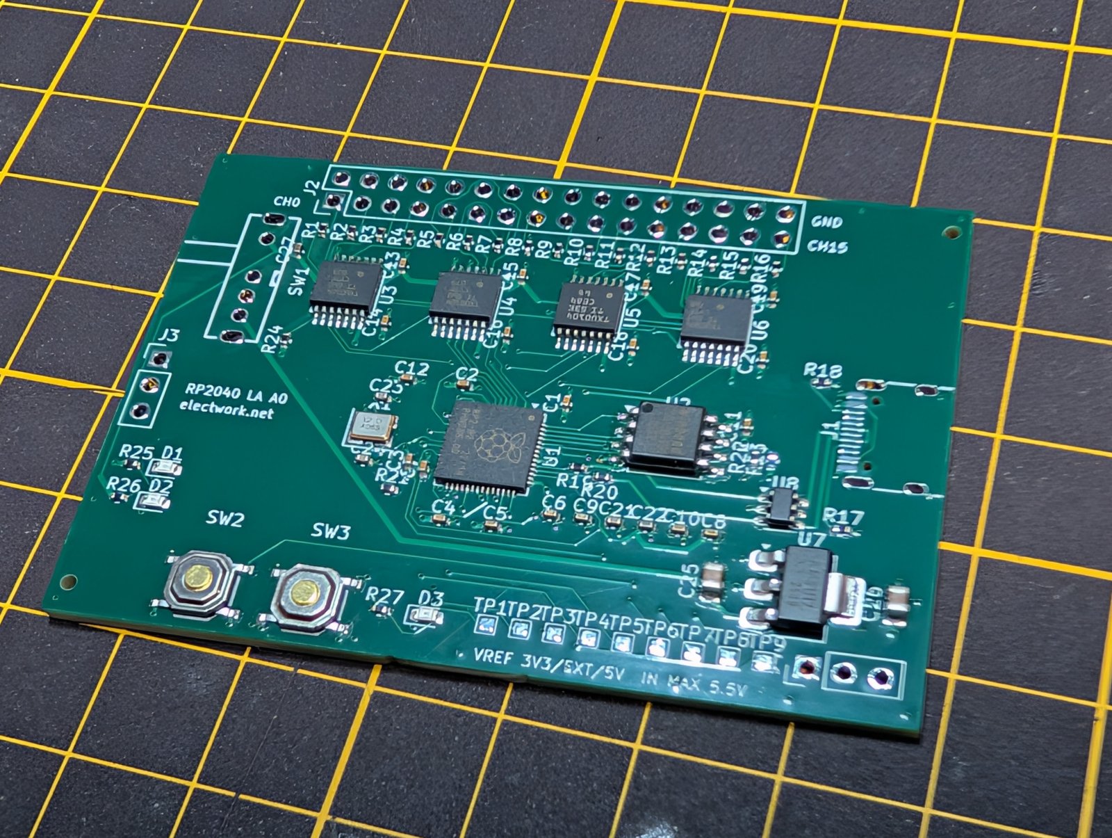 手はんだ前の基板の表面。左上にSW1の空きパッド、上辺にJ2の空きスルーホール列、右にUSB-CのJ1の空きパッド