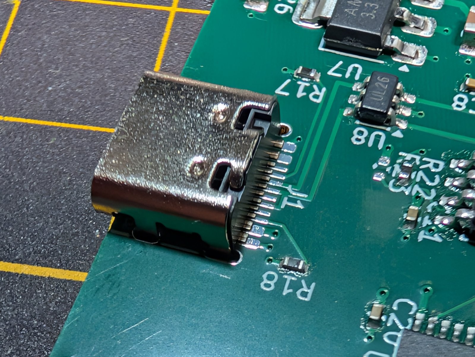USB-Cコネクタを基板のパッドに載せた状態の拡大写真。信号ピンはまだはんだ付けされていない