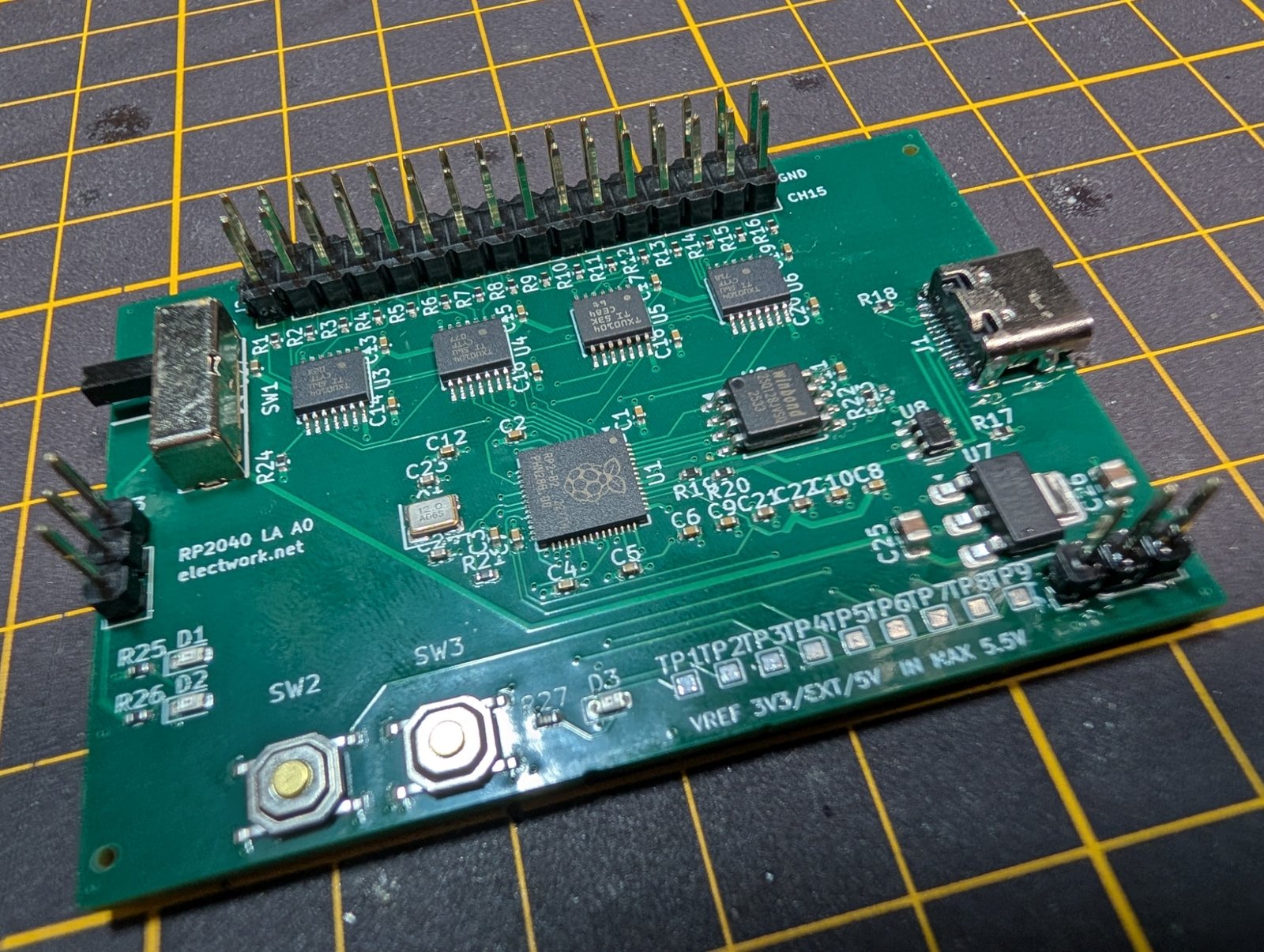 すべての部品を実装し終えた基板。上辺に2×16のピンヘッダ、左にスライドスイッチとJ3、右にUSB-C